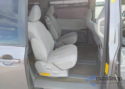 2012 Toyota Sienna Le V6 8 Passenger z USA, uszkodzony, nr VIN 5TDKK3DC5CS224598